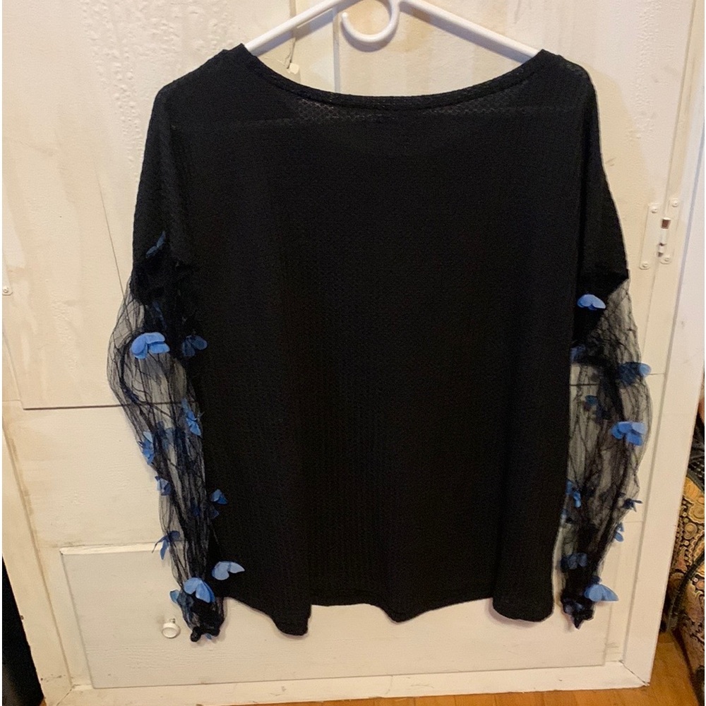 NWT women’s top with sheer, butterfly covered sleeves. Size xl